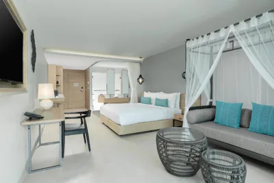 Grande Deluxe Jacuzzi — AtEase Phuket Patong